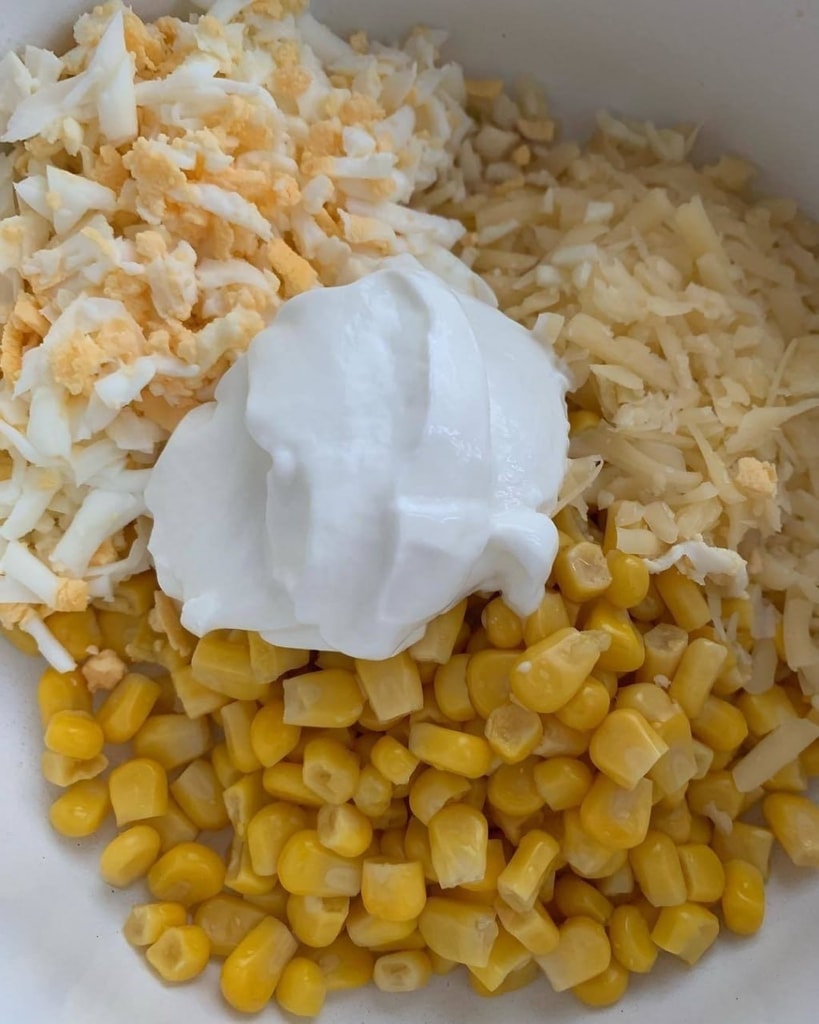 Салат с сыром, яйцом и кукурузой