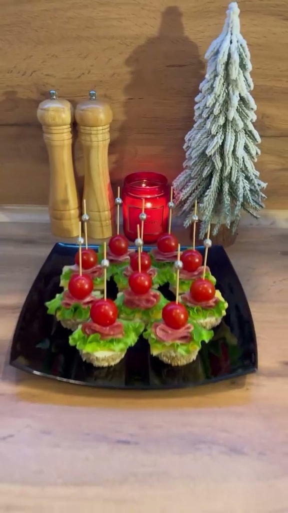 Закуска на шпажках с колбасой и сыром