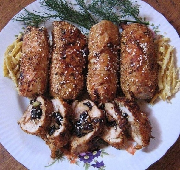 Рулет из куриного филе с черносливом