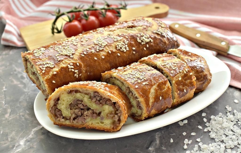 Рулет из слоёного теста с фаршем