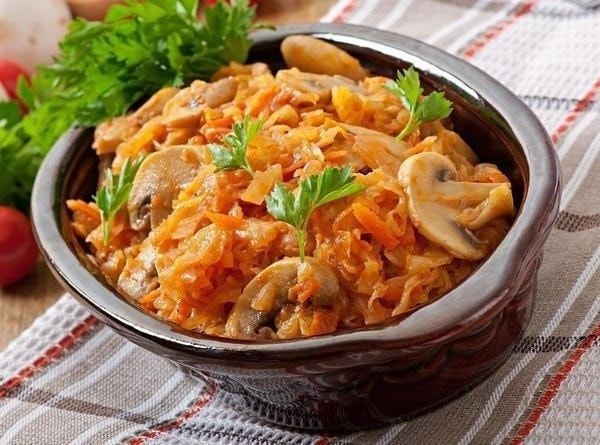 Рагу с курицей, грибами и творожным соусом