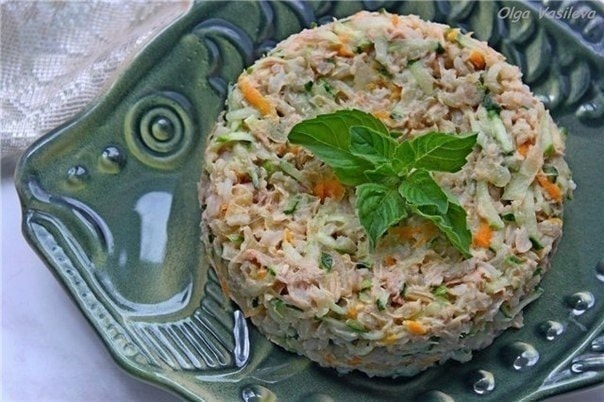 Салат из бурого риса с тунцом