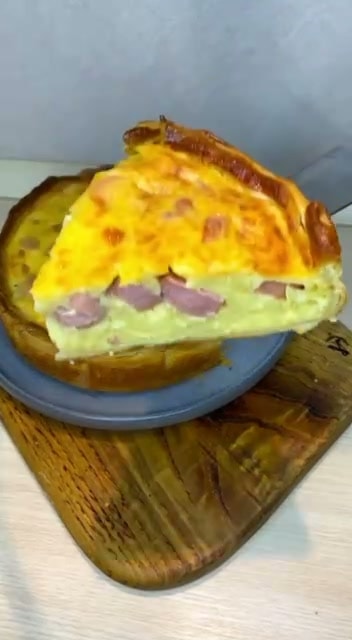 Пышный пирог с сосисками и сыром