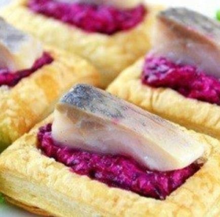 Новогодние канапе со свеклой и сельдью