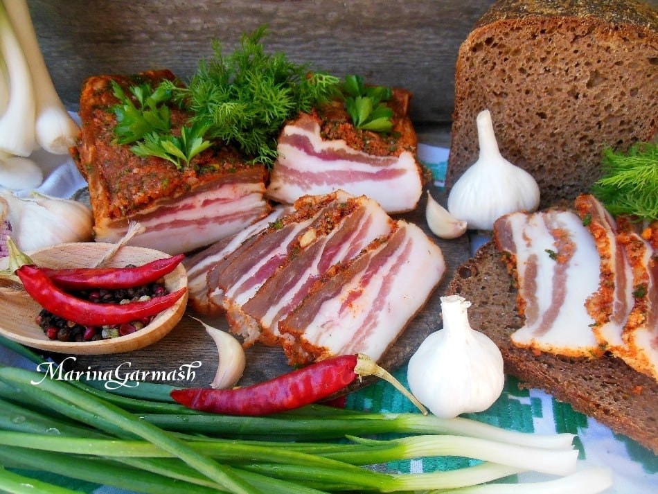 Соленое сало с мясной прослойкой и зеленью