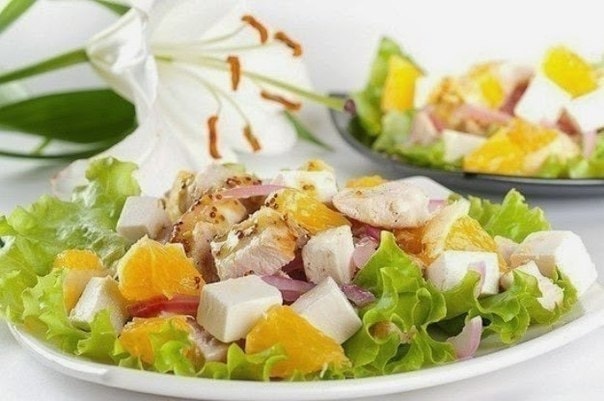 Салат с апельсином, куриным филе и сыром фета