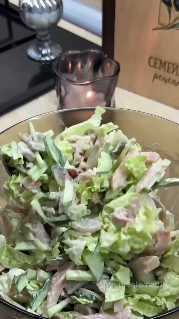 Салат с курицей, шампиньонами и огурцами