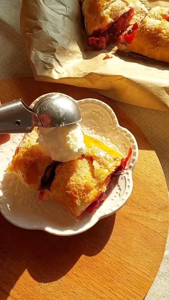 Штрудель с вишней