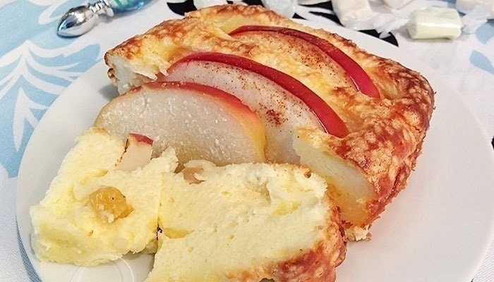 Творожная запеканка с кусочками яблок