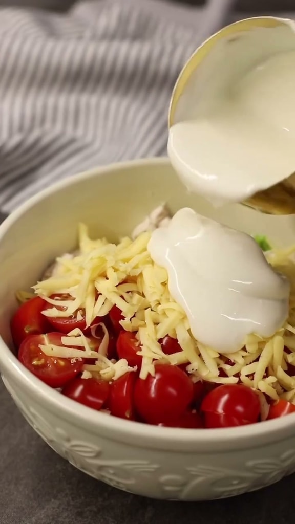 Лёгкий салат с курицей, черри и сыром