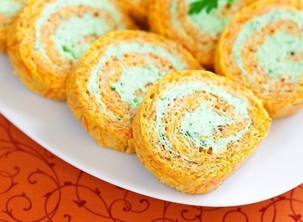 Морковный рулет с творожной начинкой