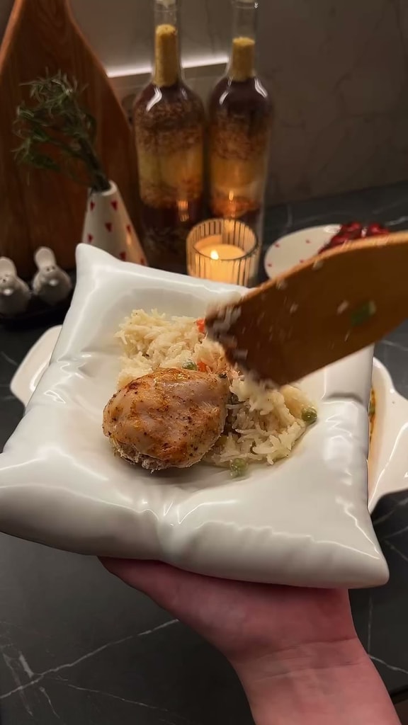 Запеченный рис с куриными голенями и овощами