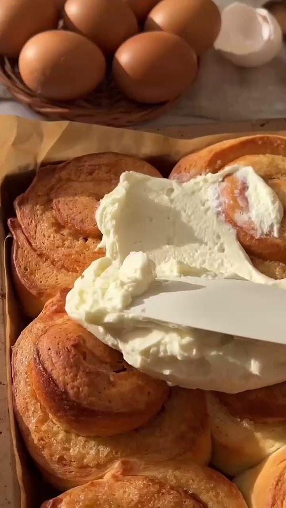 Пуховые булочки с корицей и кремом