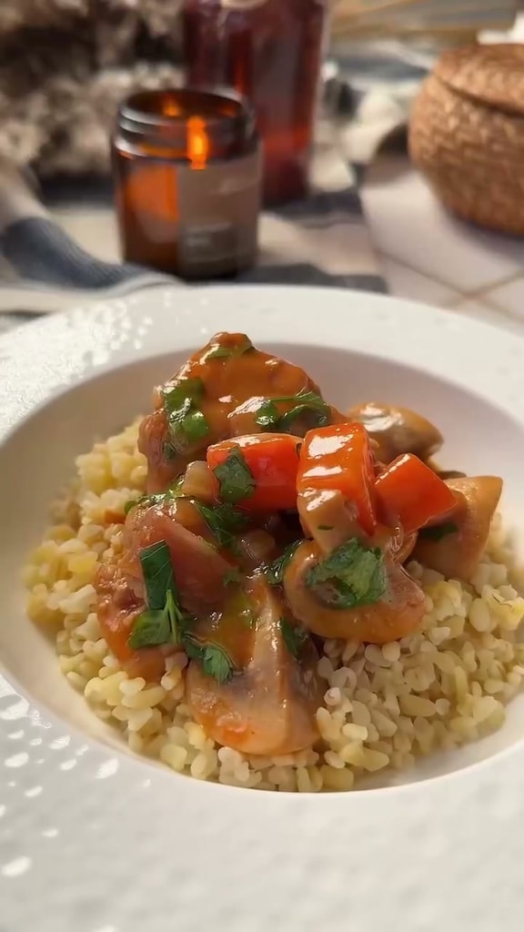 Куриные бедрышки с овощами и грибами