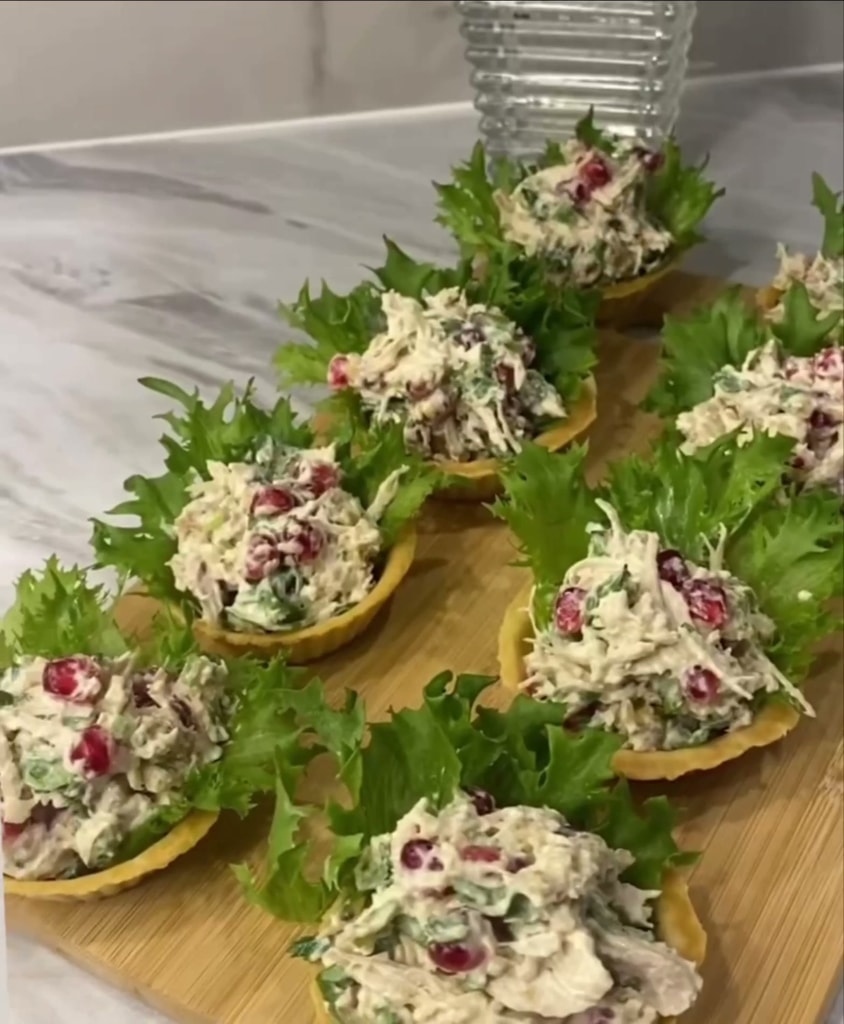 Закуска в тарталетках с курицей, гранатом и орехами