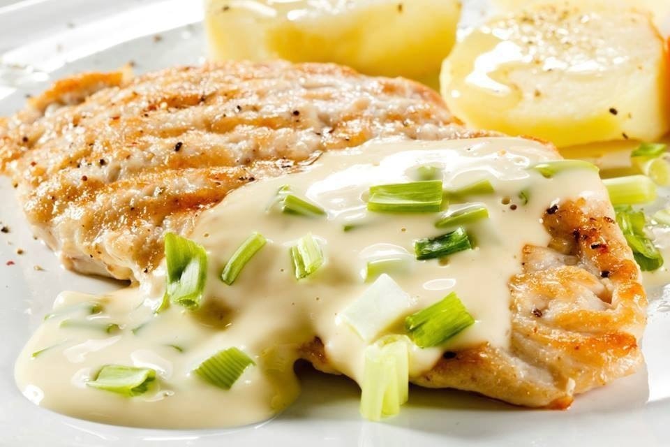 Куриное филе в сырном соусе