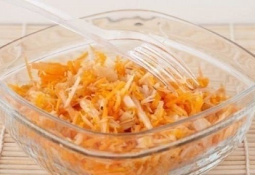 Салат из тыквы с яблоком и орехами