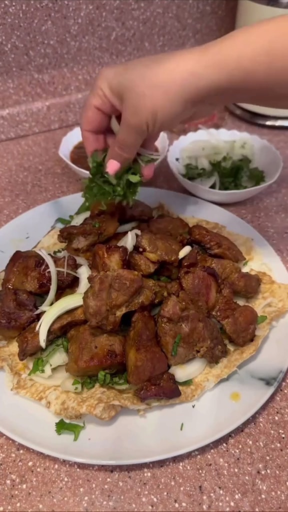 Мясо в пикантном маринаде, запеченное в духовке