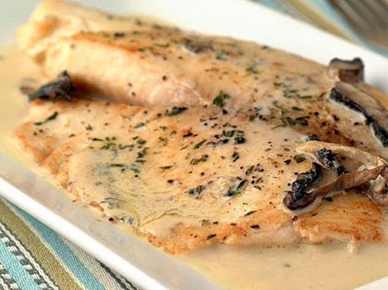 Запеченная скумбрия в йогуртовом соусе