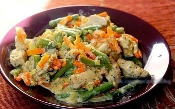 Курица со стручковой фасолью и овощами в сливочном соусе