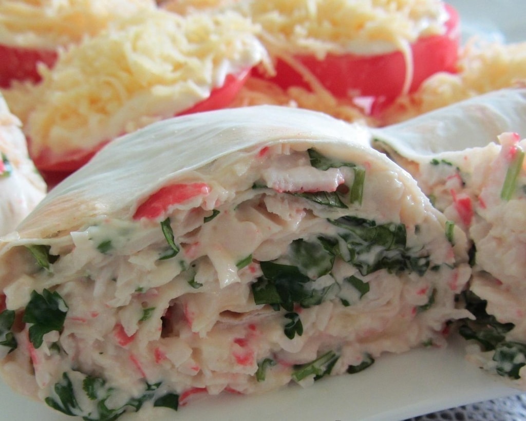 Рулет из лаваша с огурцом и крабовыми палочками