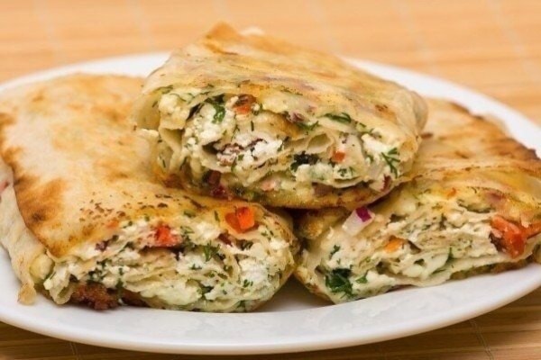 Лаваш с адыгейским сыром, курицей и помидорами