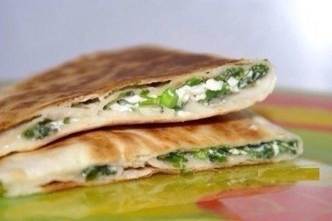 Кутабы из лаваша с творогом, помидорами и сыром