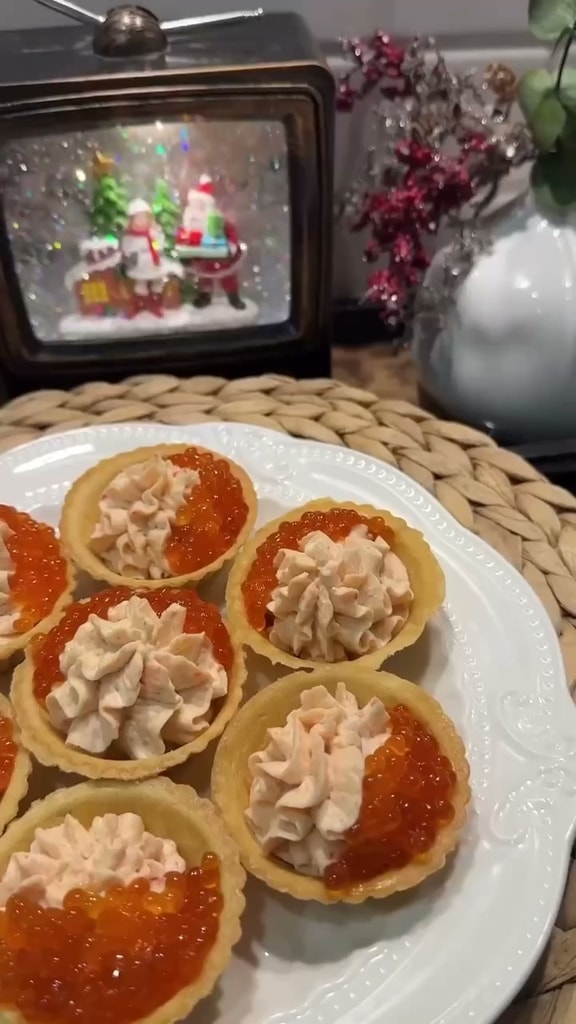 Закуска в тарталетках с крабовыми палочками и икрой