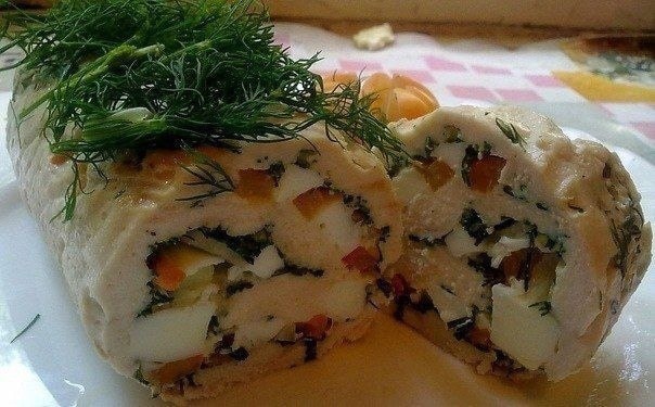 Куриный рулет с овощами и яйцом