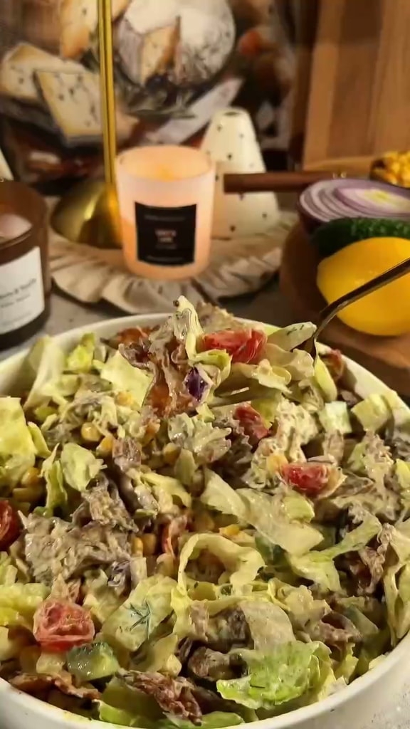 Хрустящий салат с макаронами и курицей