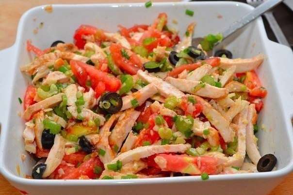 Салат из курицы с сельдереем и оливками