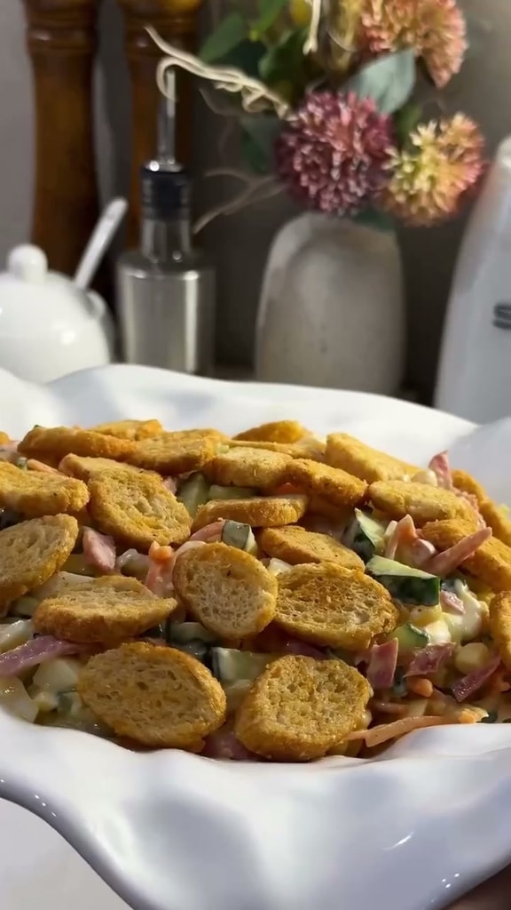 Сытный салат с копченой колбасой и корейской морковью