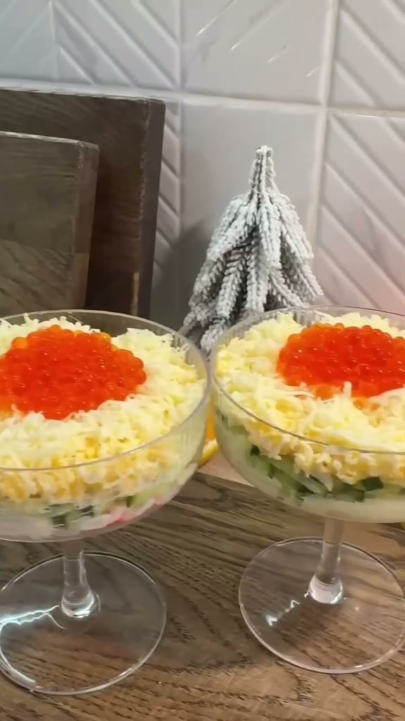 Слоеный салат с крабовыми палочками