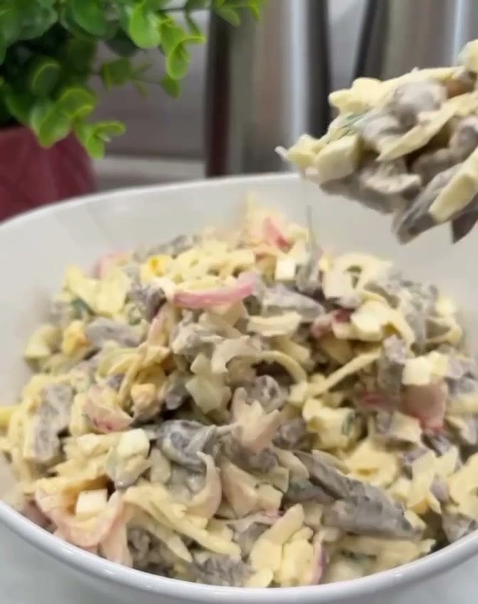 Салат с куриными сердечками и маринованным луком