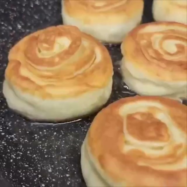 Быстрые кефирные булочки на сковороде