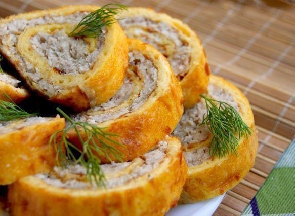 Куриный рулет в сырном омлете