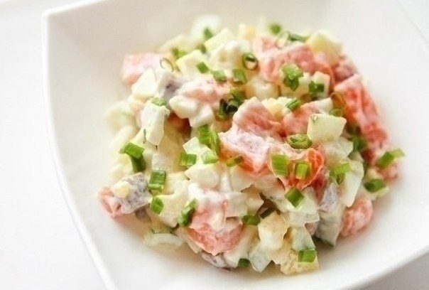 Простой салат с зерненым творогом и крабовыми палочками