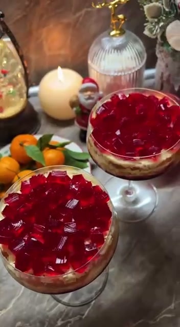 Слоеный салат с форелью и рубиновым желе