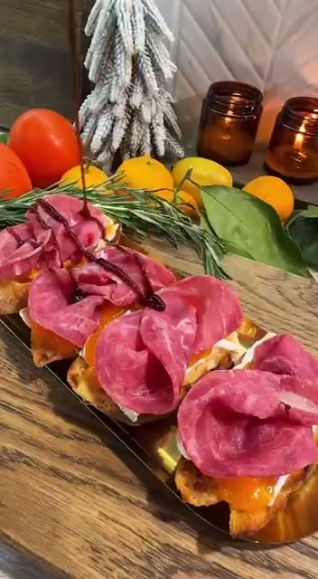 Брускетты с камамбером и хурмой