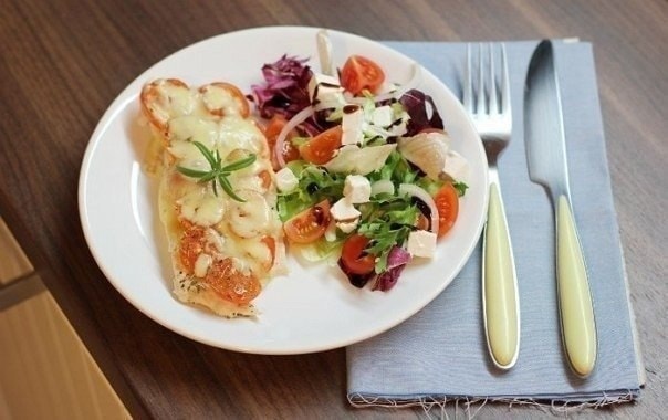 Курица под помидорами и сыром
