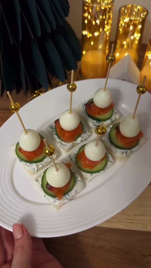 Праздничные канапе с красной рыбой и перепелиным яйцом