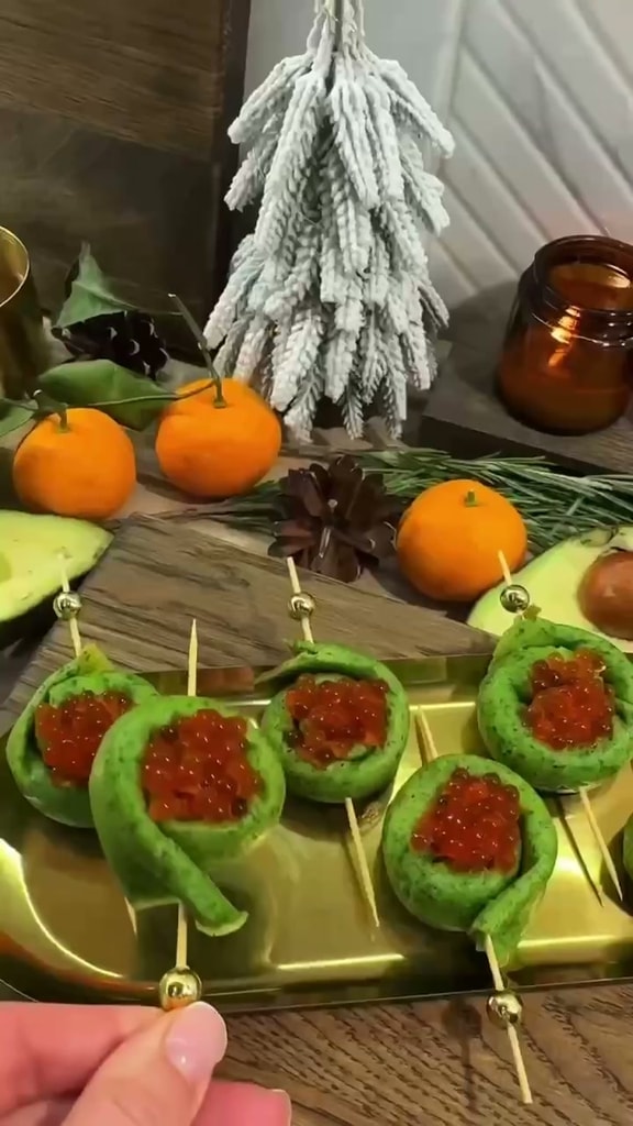 Блинные улитки со шпинатом, творожным сыром и икрой