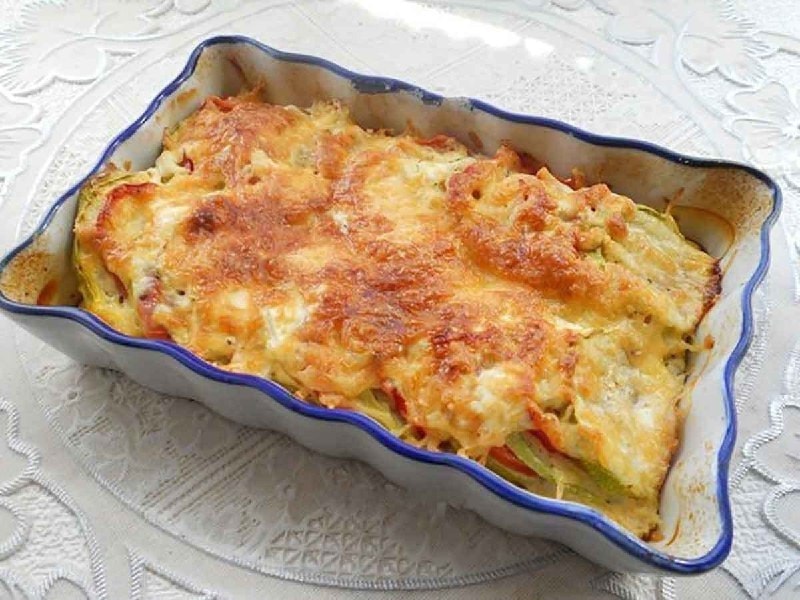 Кабачки, запеченные с помидорами и сыром