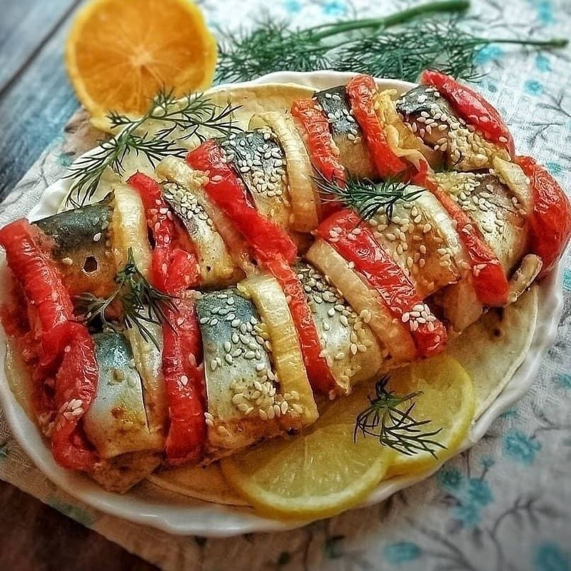 Запеченная скумбрия с помидором