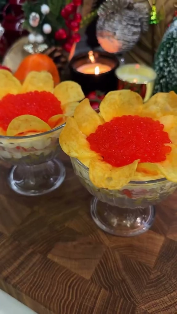 Праздничный салат с красной рыбой и икрой