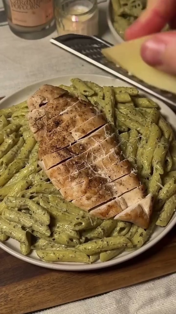 Курица с пастой в сливочном песто