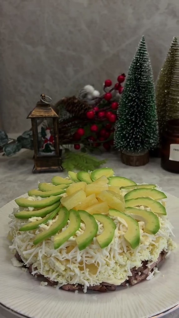 Салат из запечённой индейки и ананасов