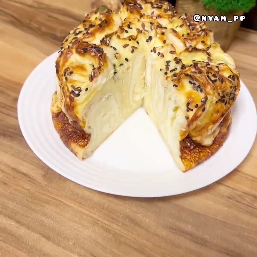 Пирог из лаваша с творогом, гречневый суп с грибами и салат с курицей
