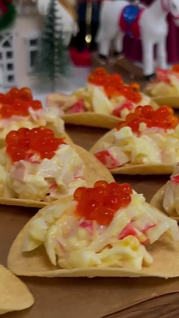 Закуска на чипсах с крабовыми палочками
