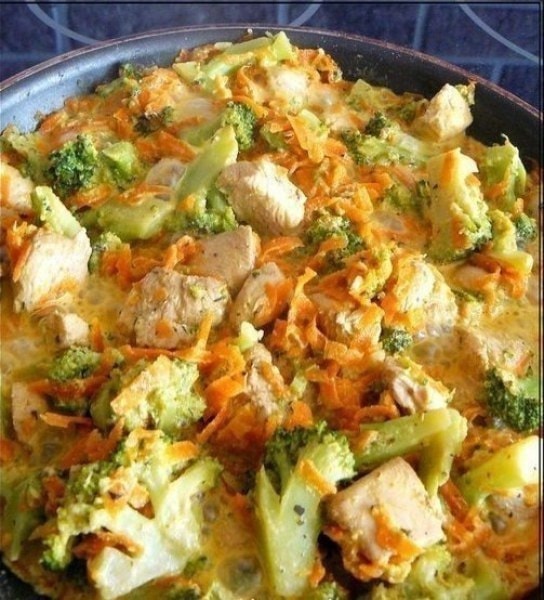 Курица с брокколи и морковью в сливках